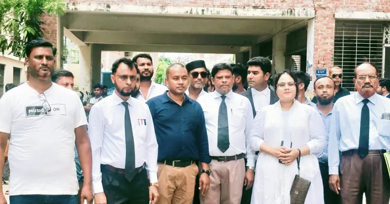আদালত প্রাঙ্গনে আইনজীবীদের সাথে বাদী পক্ষের লোকজন
